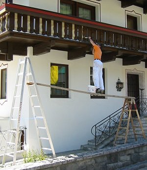 Twee ladders zijn de ideale steunpilaren voor een plank.